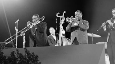 80 ezer néző előtt játszott, és tokajit kapott ajándékba Louis Armstrong Budapesten